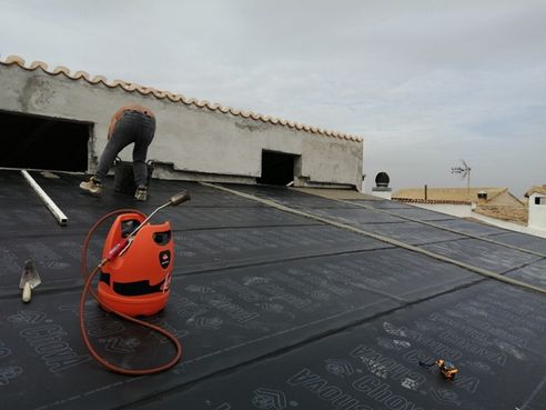 Construcciones y Reformas Puchaicela hombre realizando una impermeabilización en techo